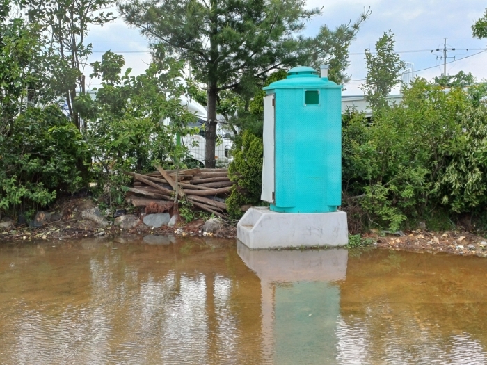 11. 제시외건물(ㄷ),(11)토지 위 소재