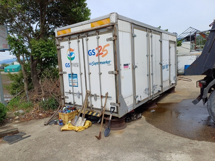 12. 제시외건물(ㄹ),(12)토지 위 소재