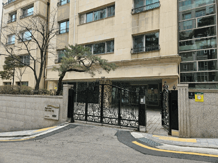 본건 1층 출입구