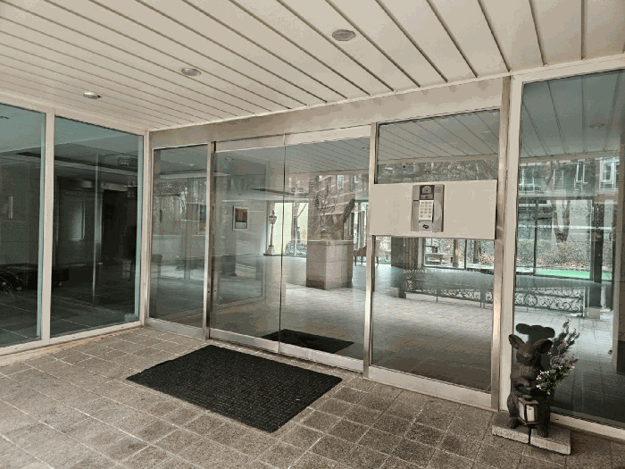 본건 1층 현관 출입구