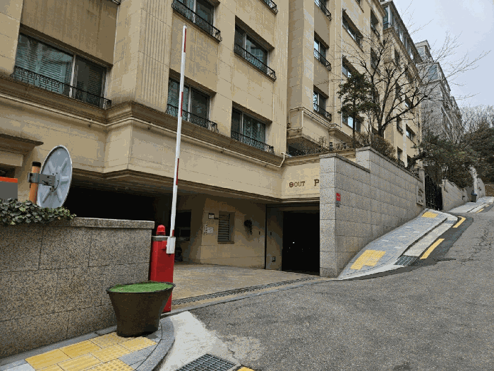 본건 주차장 출입구