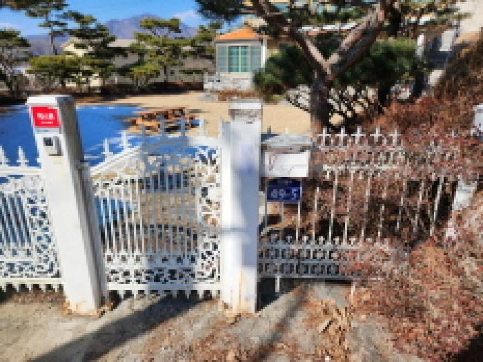 목록2. 건물 전경(안내문 부착)