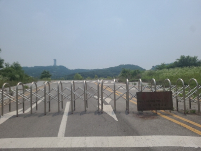 - 본건 토지 진입로(사유지로 출입금지 표지)