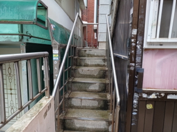 1층 진입 계단