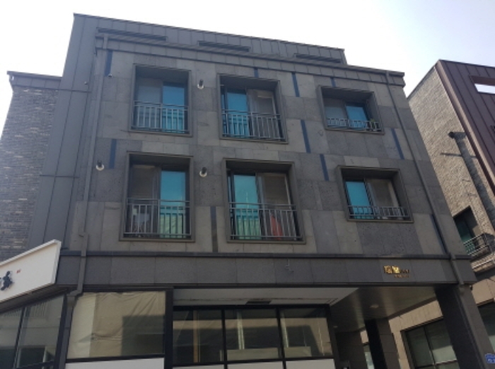 건물 측면 전경