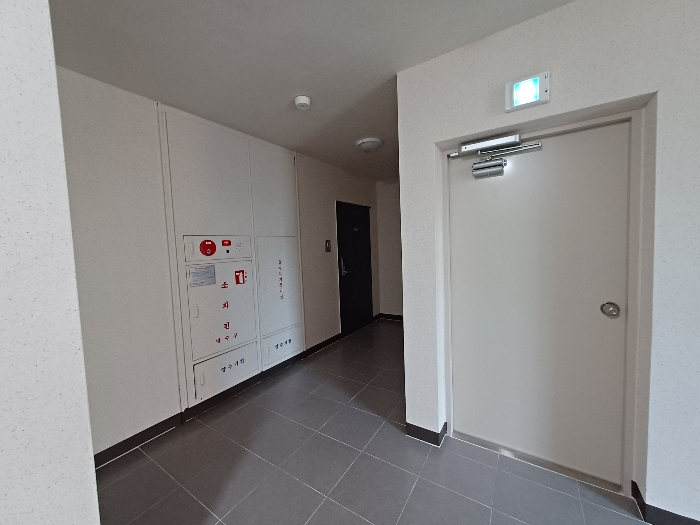 5층 복도 및 본건 현관