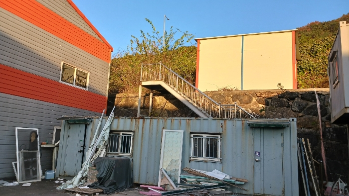 기호7 부근 컨테이너, 철제계단, ㉢물탱크실