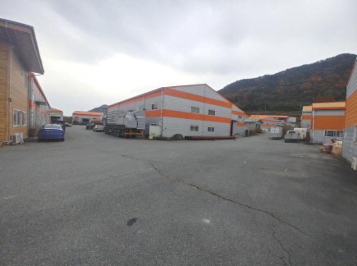 공장 출입도로 및 주변 모습3