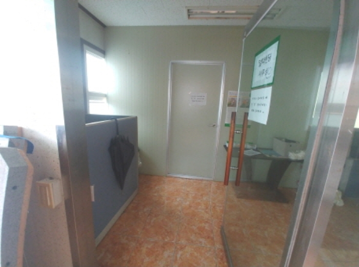 (2)제시외 2층 건물 1층 사무실 출입구 모습