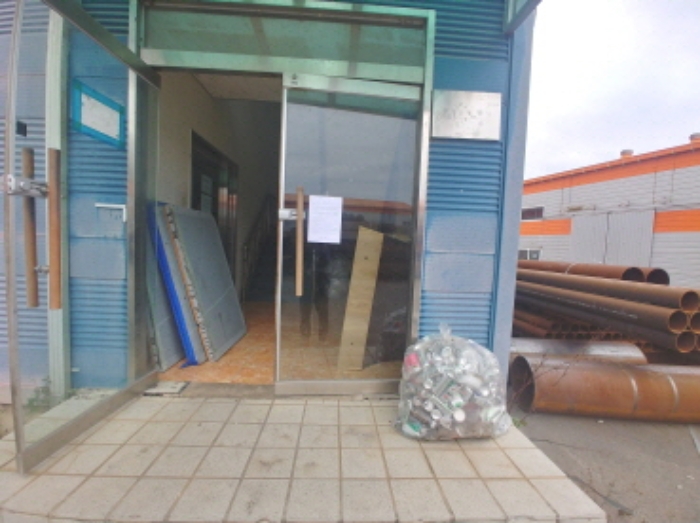 (2)제시외 2층 건물 1층 출입문 안내문 부착