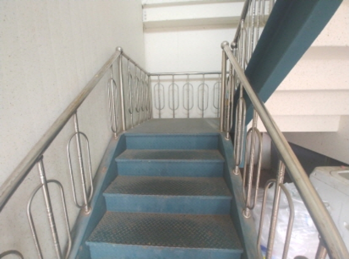 (2)제시외 2층 건물 2층 계단 모습