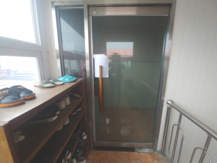 (2)제시외 2층 건물 2층 출입구 안내문 부착