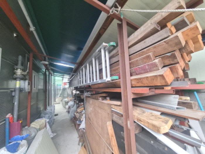 (1)제시외 철파이프조 창고 모습