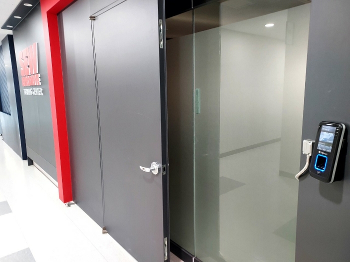 본건 에이2705호 출입구