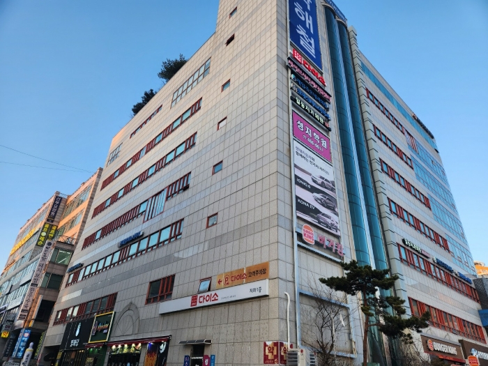 본 판매 및 영업시설 건물