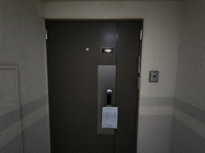 출입문 및 안내장