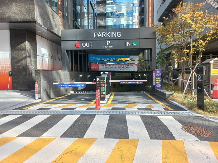 본건 소재 건물 내 지하주차장 입구