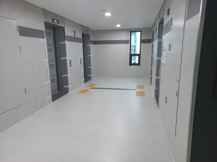 본건 소재 건물 7층 복도 및 EV