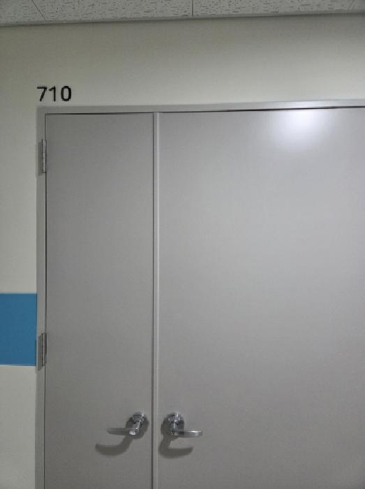 710호(복도 출입문- 폐쇄)