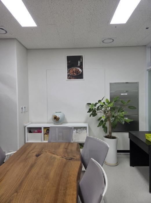 708호 내부(복도쪽 벽면 폐쇄된 출입문)