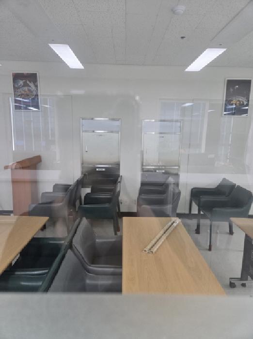 709호 내부 회의실(복도쪽 벽면 폐쇄된 출입문)