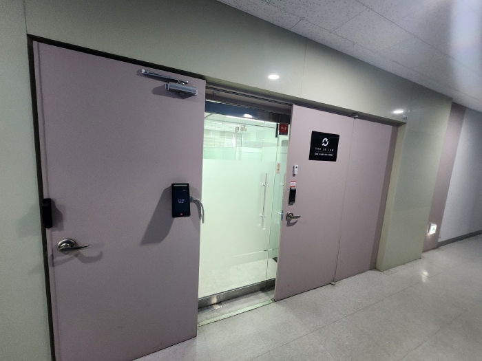 본건 907호 현관