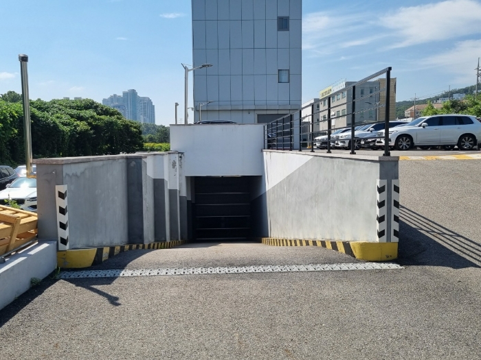 본건 지1층 출입구