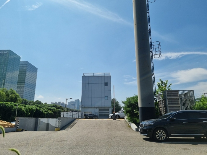 본건 북측에서 촬영