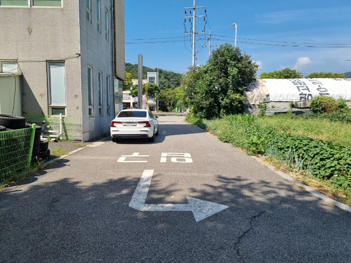 본건 자동차 관련시설 남측 출입구