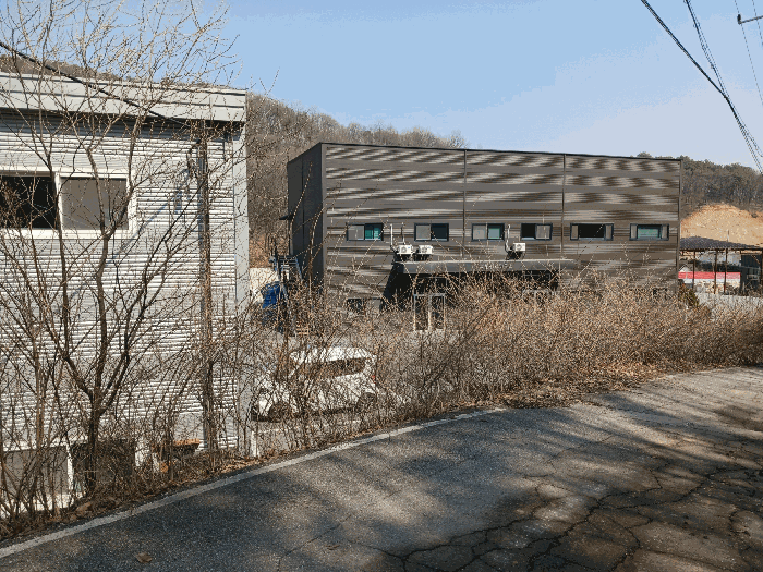 입구 좌측도로에서 기호3 공장및 부속건물 근경