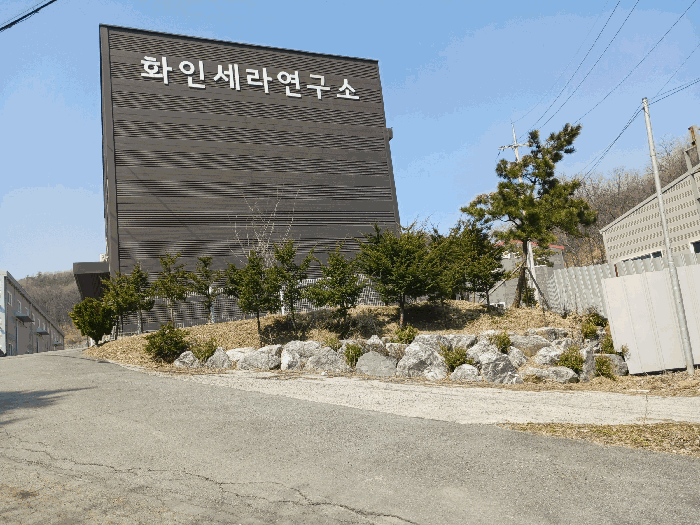 대상건물 기호3부속건물,휀스(흰색) 및 수목