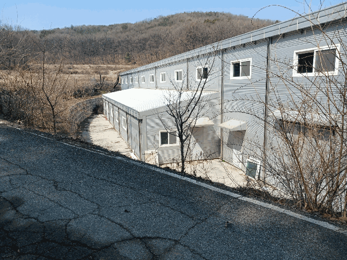 대상물건 기호3 공장일부
입구 좌측 도로보다 저지임