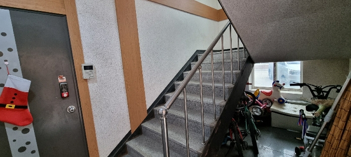 대상 건물(그린하우징 2동) 내부(1층 계단실)