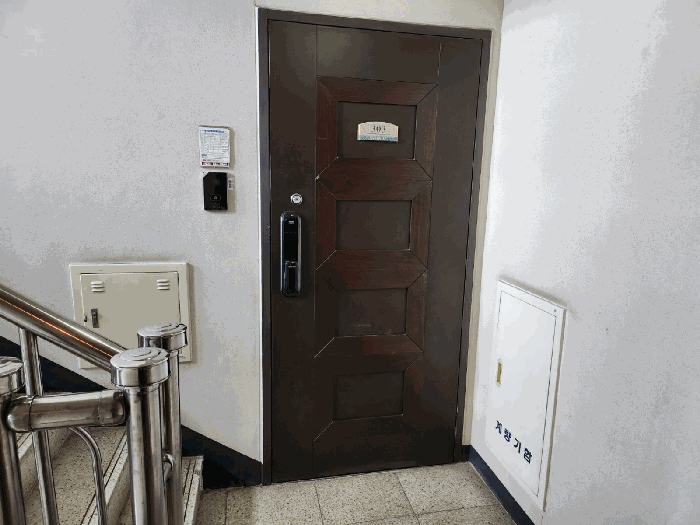 기호(1) 303호 현관