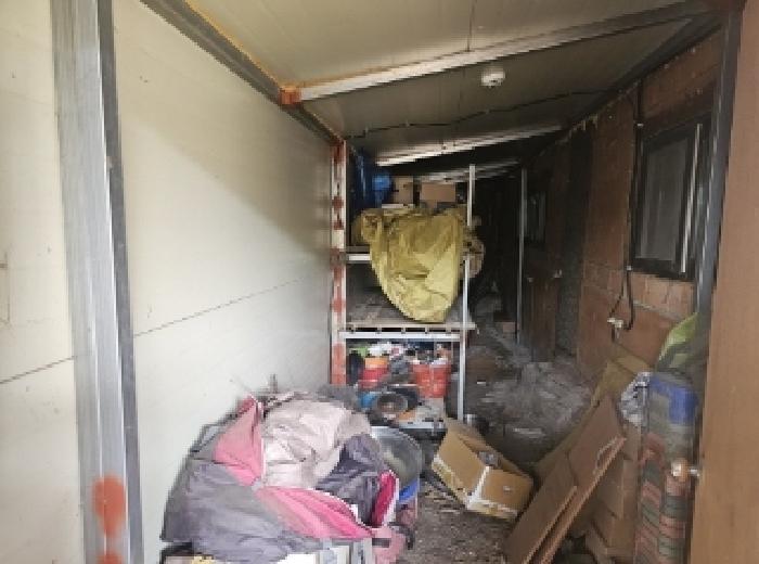 목록 4 제시 외 조립식 판넬 창고 내부