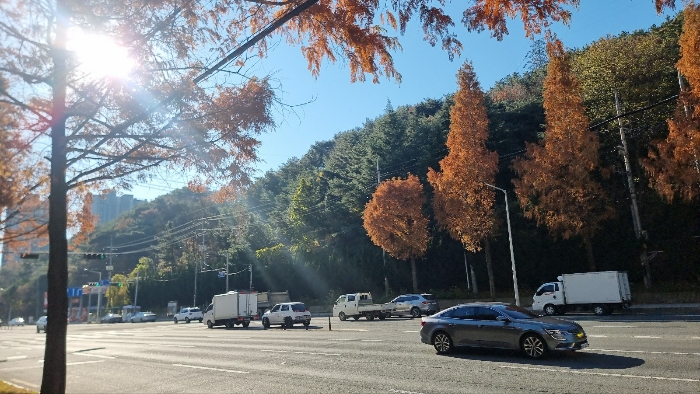 [본건 전경(남동측에서 촬영)]