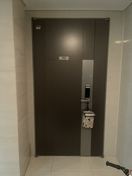 본건 출입문 전경