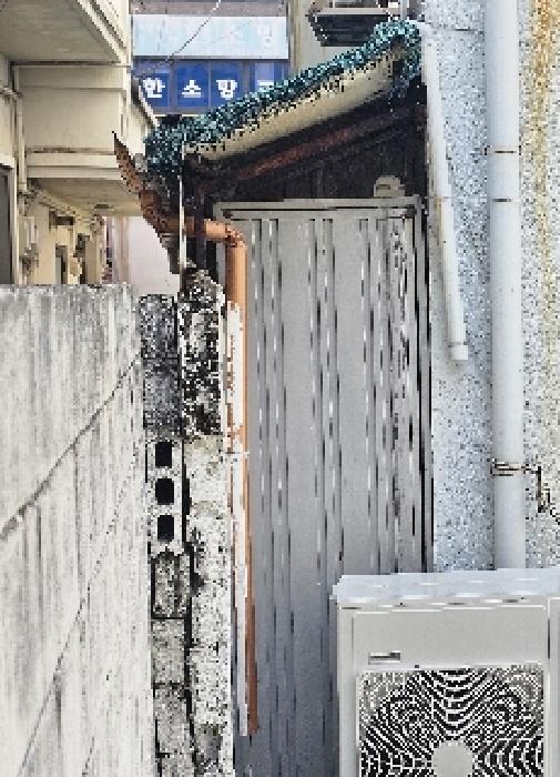 목록 2번 목적건물의 서측에 연접하여 제시외 단층건물(창고) 1동 소재함.