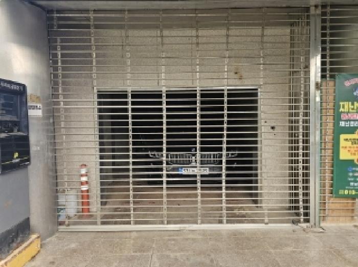 목록 1번 지상의 2번 목적건물 동측 전경(1층 프리마켓 매장의 좌측의 별도 점포 내의 차량 보관된 모습)