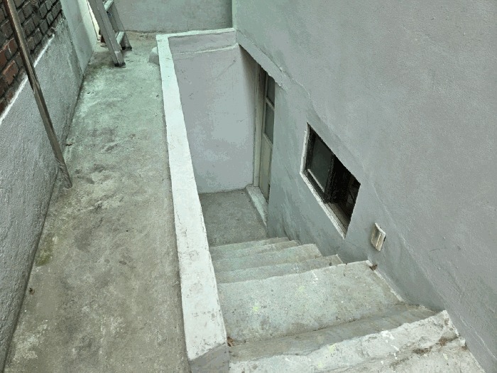 【 지층 출입문 】