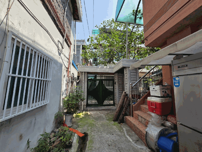 【 본건(후면동) 진입로 】