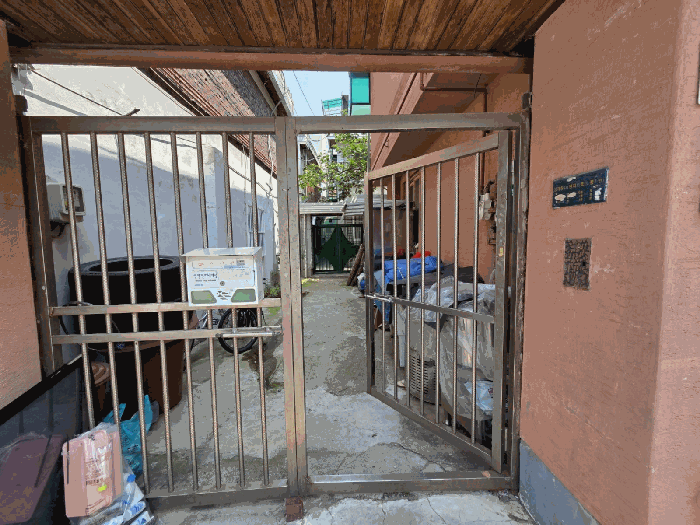 【 본건(후면동) 진입로 】