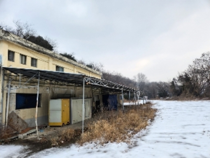 목록 11. 제시외 건물(비가림 시설, 건물 앞쪽)