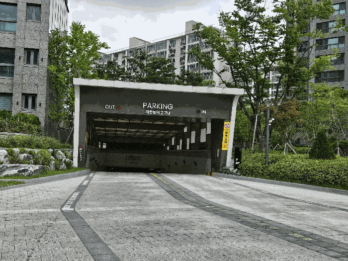 지하 주차장 출입구