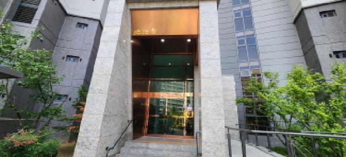 공동 현관문 전경