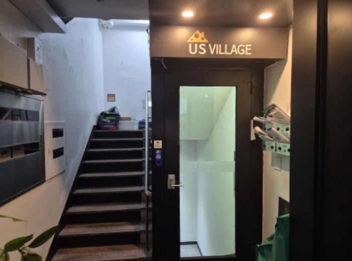 2층으로 올라가는 계단(좌) 및 지층 출입문(우,폐문)