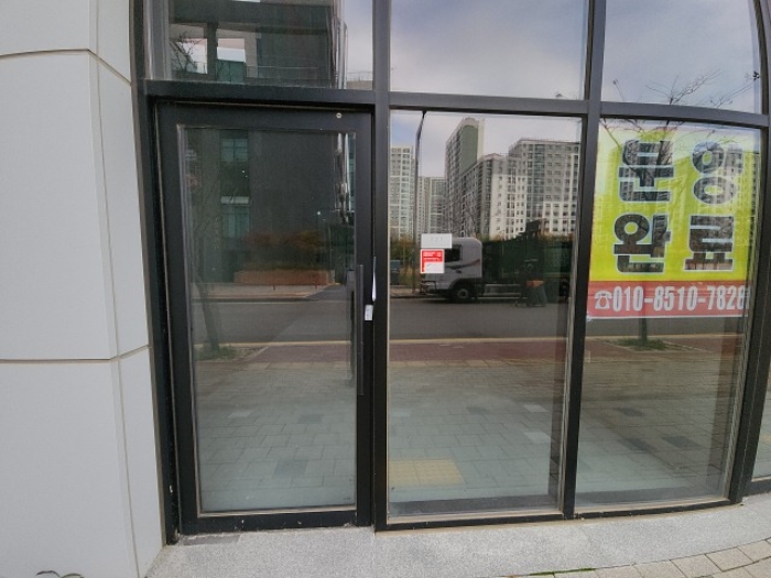 출입문 및 안내장