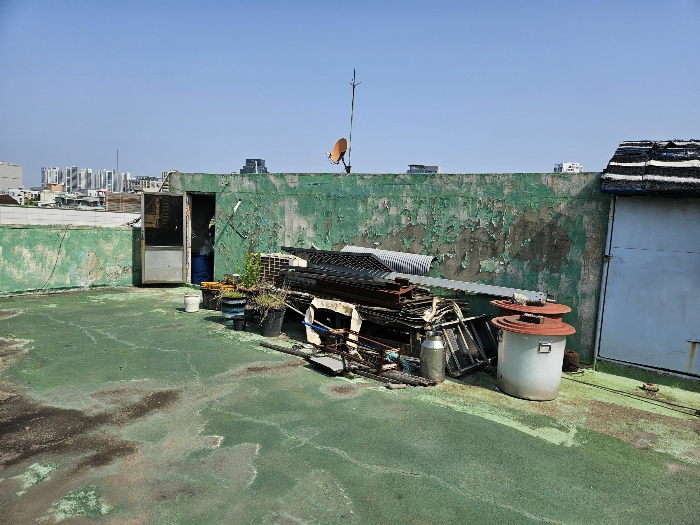 제시외건물 기호(ㄷ) 남동측 인근에서 촬영