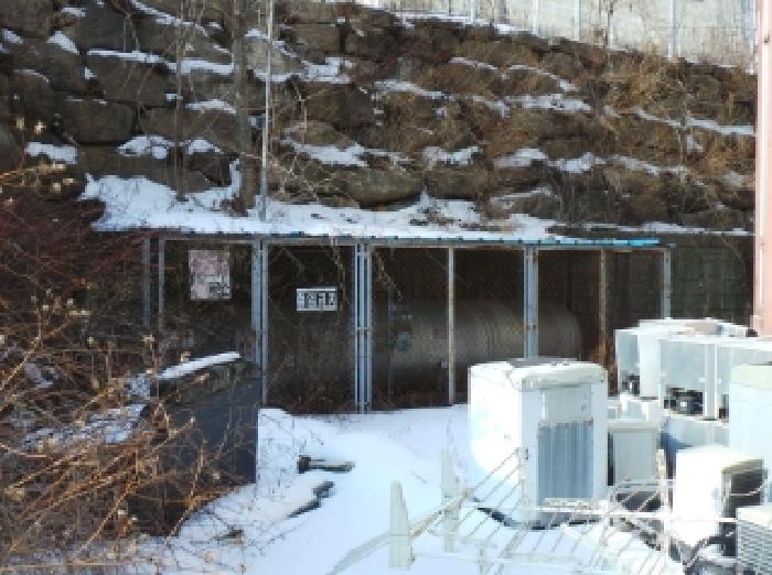 기호 2번 지상에 소재하는 것으로 보이는 제시외 철골조 강판지붕 가스탱크저장실