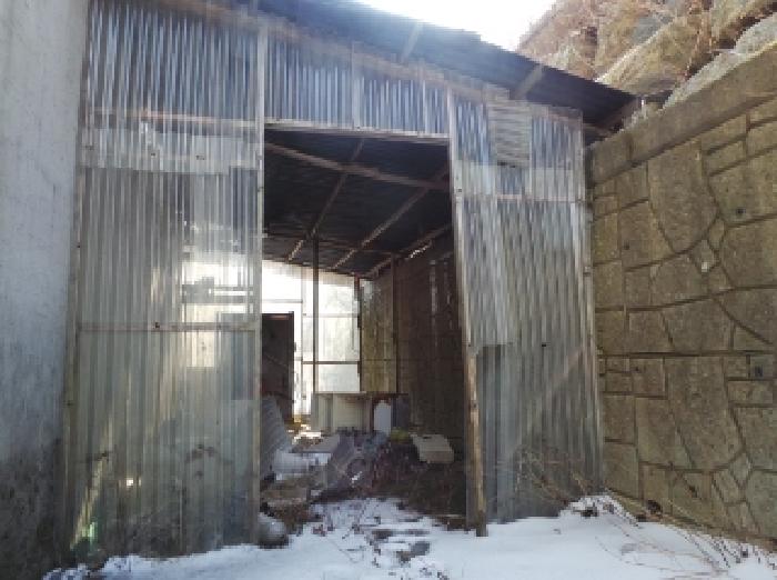 기호 3번과 일체형으로 사용중인 제시외 목조 플라스틱지붕 창고